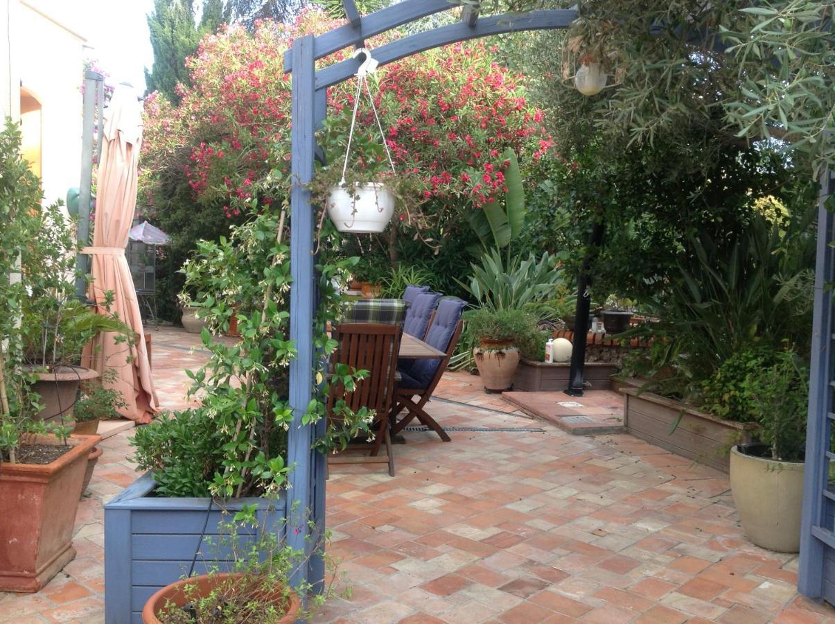 A L'Ombre Du Cedre Hotel Hyeres Bagian luar foto