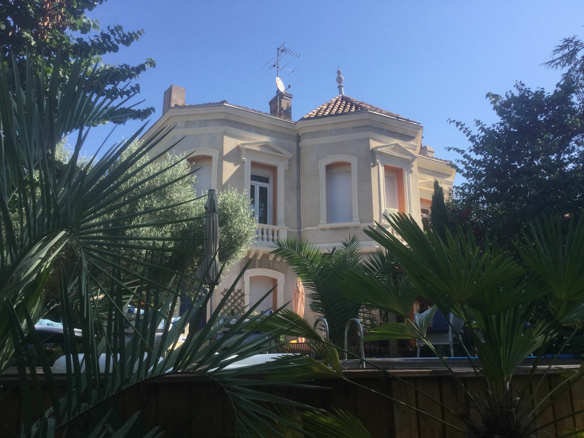A L'Ombre Du Cedre Hotel Hyeres Bagian luar foto
